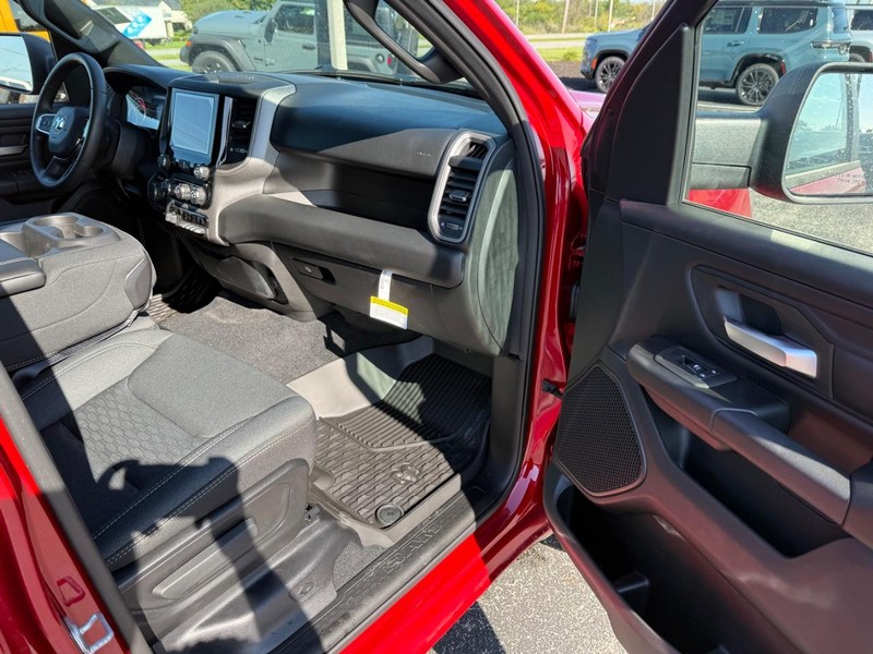 Ram 1500 Vehicle Full-screen Gallery Image 14