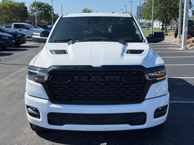 Ram 1500 Vehicle Full-screen Gallery Image 9