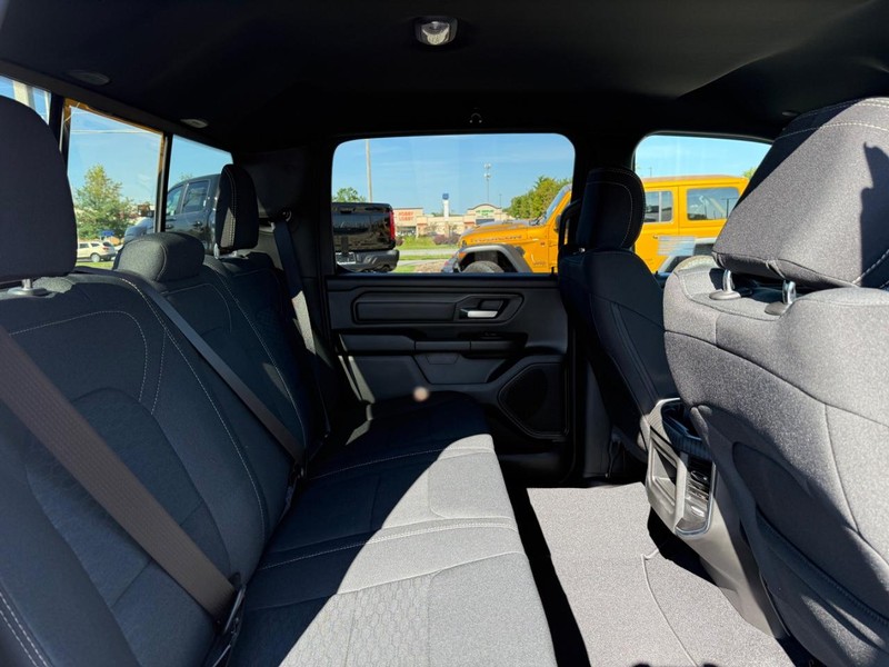 Ram 1500 Vehicle Full-screen Gallery Image 10