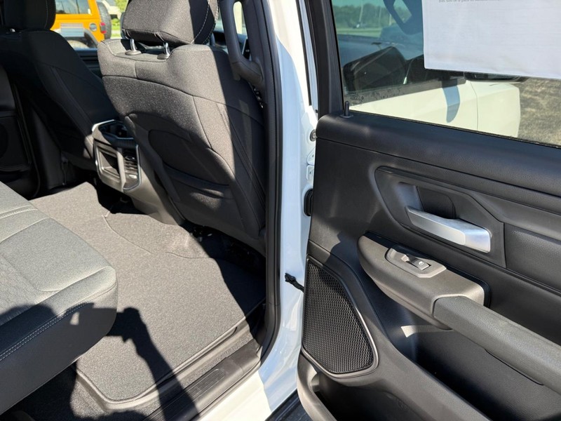 Ram 1500 Vehicle Full-screen Gallery Image 11