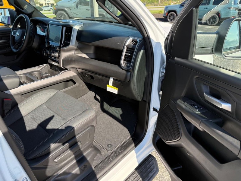 Ram 1500 Vehicle Full-screen Gallery Image 14