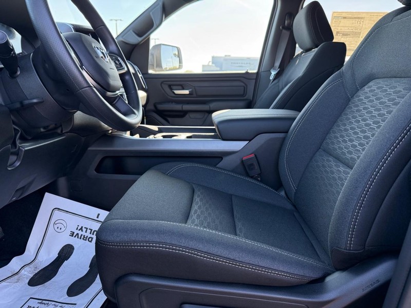 Ram 1500 Vehicle Full-screen Gallery Image 17