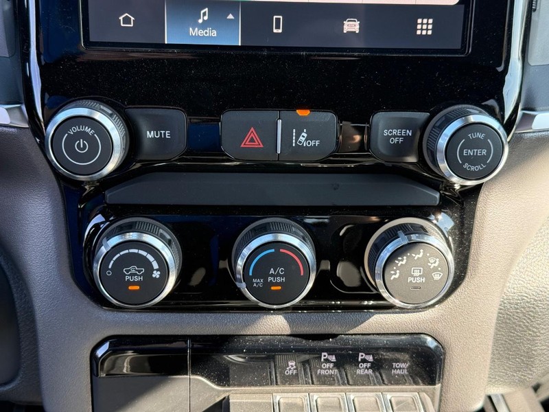 Ram 1500 Vehicle Full-screen Gallery Image 25