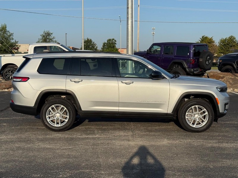 Jeep Grand Cherokee L Vehicle Full-screen Gallery Image 2