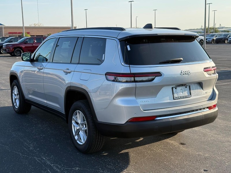 Jeep Grand Cherokee L Vehicle Full-screen Gallery Image 5