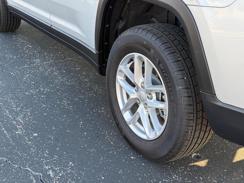 Jeep Grand Cherokee L Vehicle Full-screen Gallery Image 6
