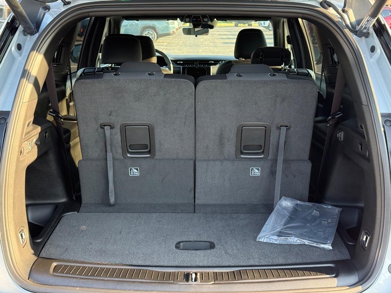 Jeep Grand Cherokee L Vehicle Full-screen Gallery Image 7