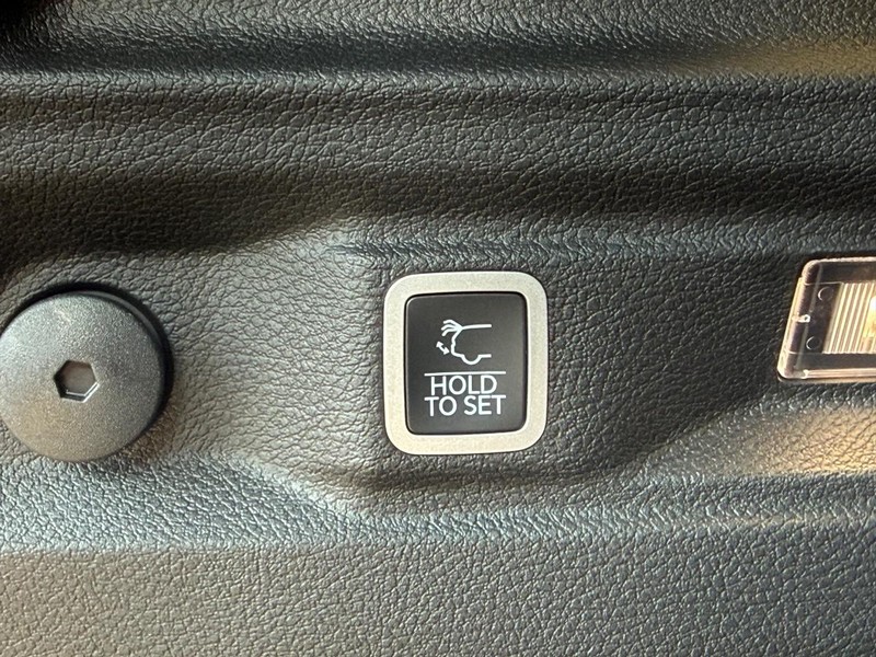 Jeep Grand Cherokee L Vehicle Full-screen Gallery Image 8