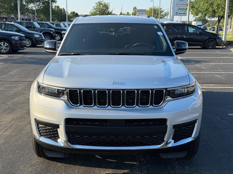 Jeep Grand Cherokee L Vehicle Full-screen Gallery Image 10