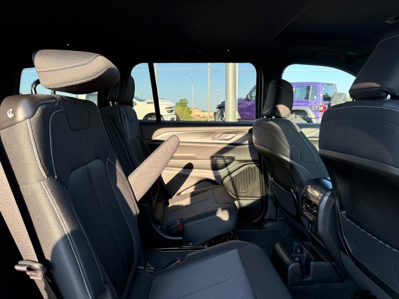 Jeep Grand Cherokee L Vehicle Full-screen Gallery Image 11