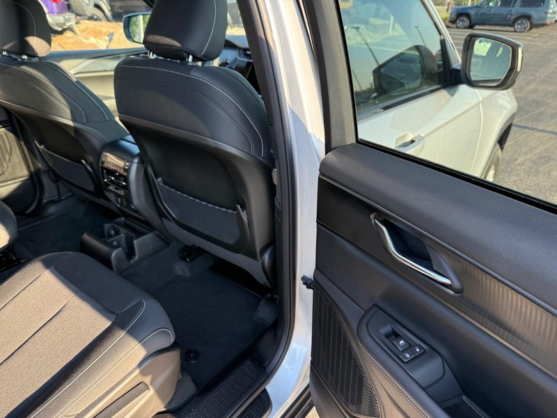 Jeep Grand Cherokee L Vehicle Full-screen Gallery Image 12