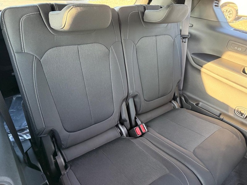 Jeep Grand Cherokee L Vehicle Full-screen Gallery Image 13