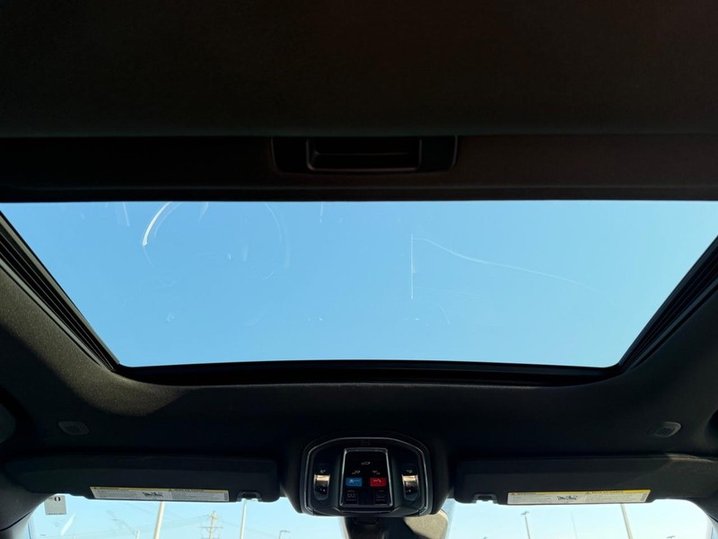 Jeep Grand Cherokee L Vehicle Full-screen Gallery Image 14