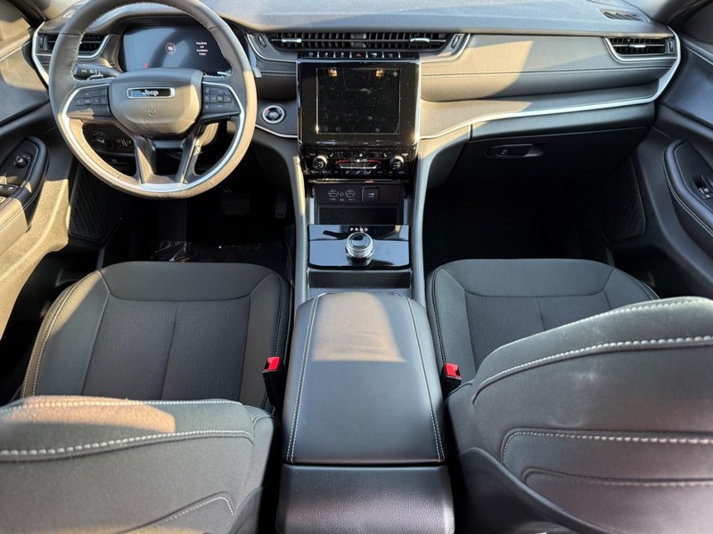 Jeep Grand Cherokee L Vehicle Full-screen Gallery Image 15