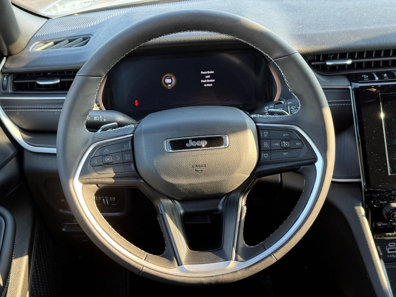 Jeep Grand Cherokee L Vehicle Full-screen Gallery Image 16