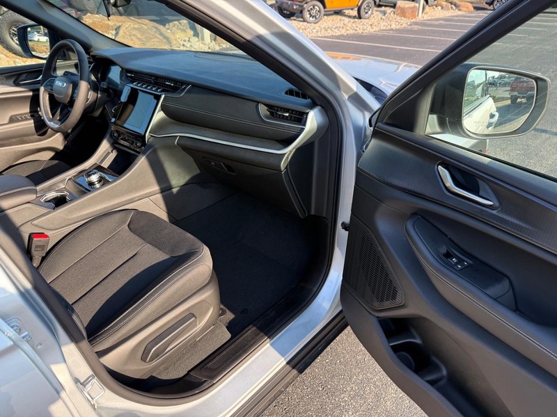 Jeep Grand Cherokee L Vehicle Full-screen Gallery Image 17