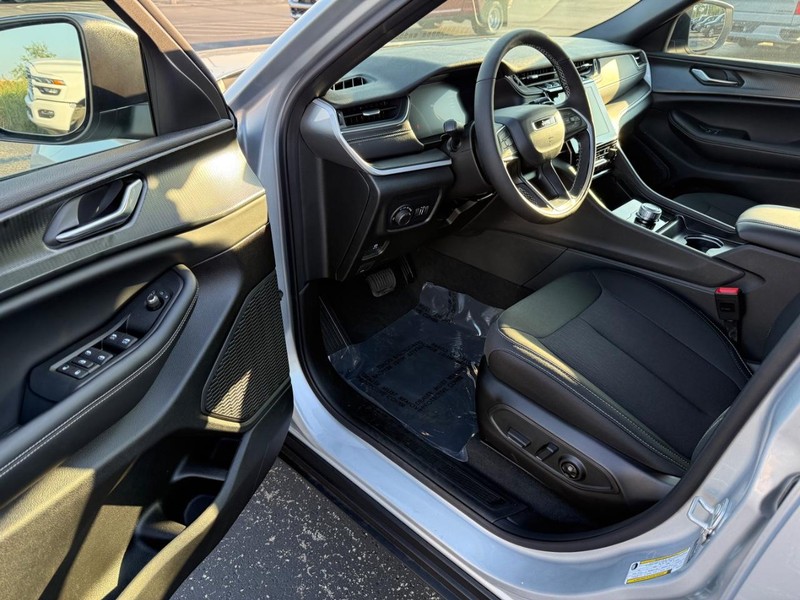 Jeep Grand Cherokee L Vehicle Full-screen Gallery Image 19