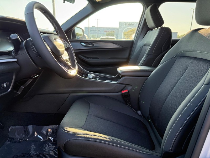 Jeep Grand Cherokee L Vehicle Full-screen Gallery Image 20