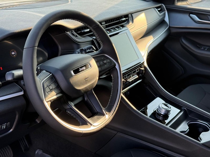 Jeep Grand Cherokee L Vehicle Full-screen Gallery Image 21