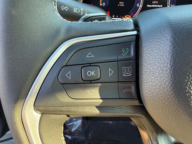 Jeep Grand Cherokee L Vehicle Full-screen Gallery Image 22
