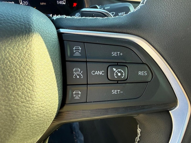 Jeep Grand Cherokee L Vehicle Full-screen Gallery Image 23