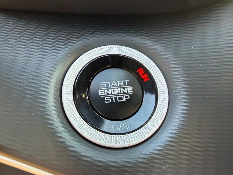 Jeep Grand Cherokee L Vehicle Full-screen Gallery Image 24