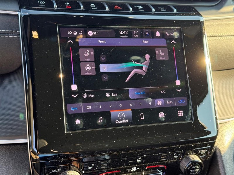 Jeep Grand Cherokee L Vehicle Full-screen Gallery Image 26