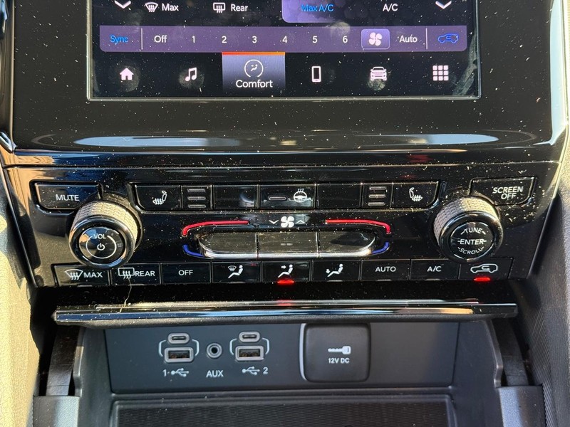 Jeep Grand Cherokee L Vehicle Full-screen Gallery Image 28