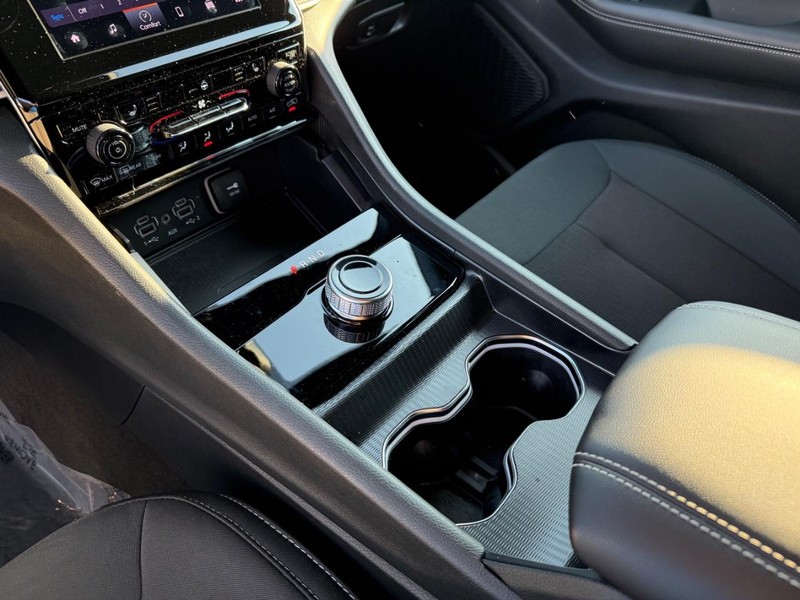 Jeep Grand Cherokee L Vehicle Full-screen Gallery Image 29