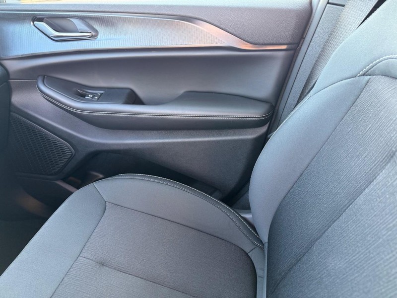 Jeep Grand Cherokee L Vehicle Full-screen Gallery Image 30