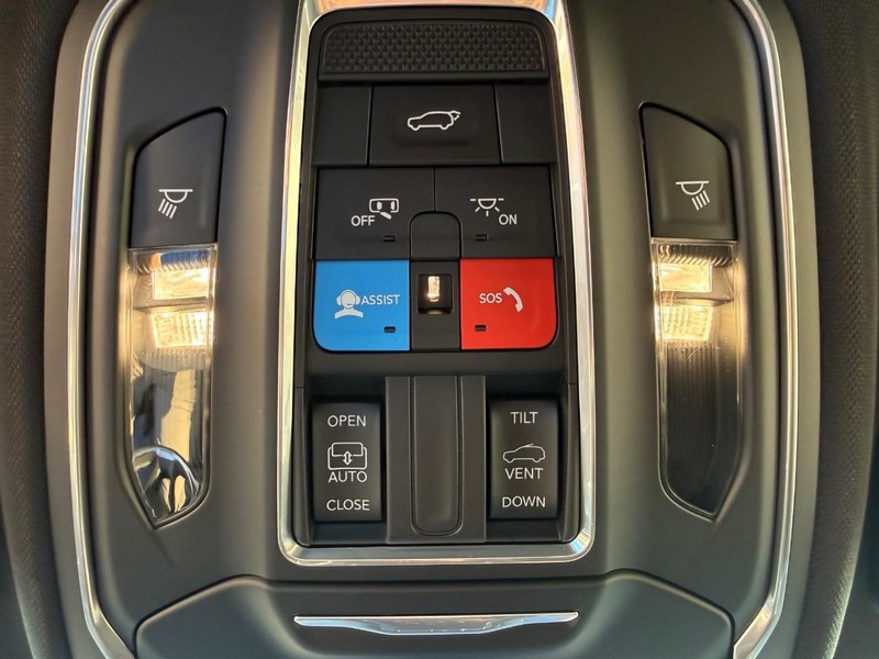 Jeep Grand Cherokee L Vehicle Full-screen Gallery Image 31