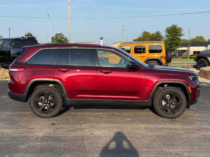 Jeep Grand Cherokee Vehicle Full-screen Gallery Image 2