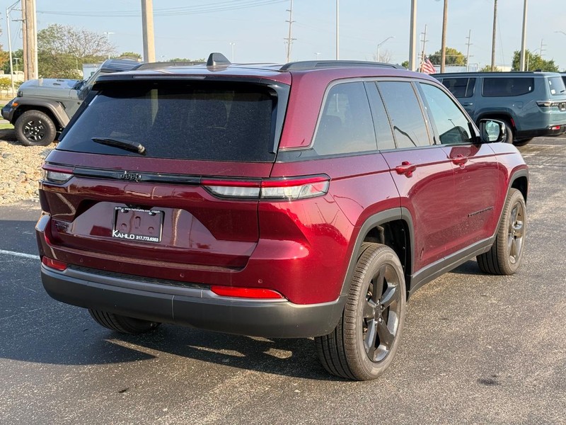 Jeep Grand Cherokee Vehicle Full-screen Gallery Image 3