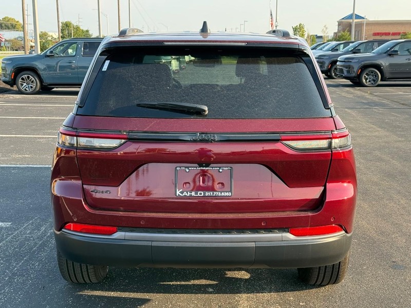 Jeep Grand Cherokee Vehicle Full-screen Gallery Image 4