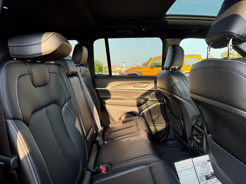 Jeep Grand Cherokee Vehicle Full-screen Gallery Image 11