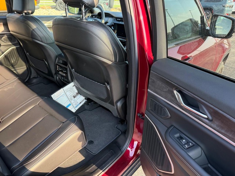 Jeep Grand Cherokee Vehicle Full-screen Gallery Image 12