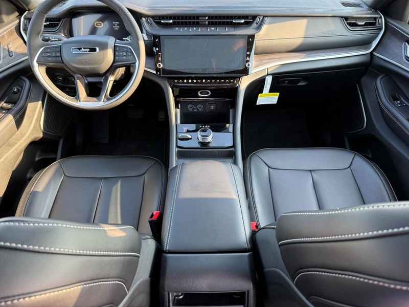 Jeep Grand Cherokee Vehicle Full-screen Gallery Image 14