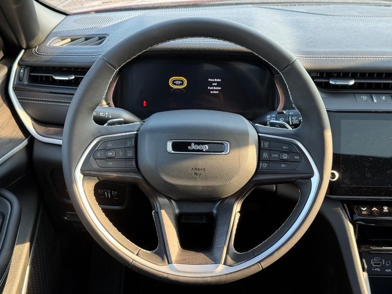 Jeep Grand Cherokee Vehicle Full-screen Gallery Image 15