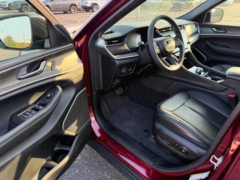 Jeep Grand Cherokee Vehicle Full-screen Gallery Image 18