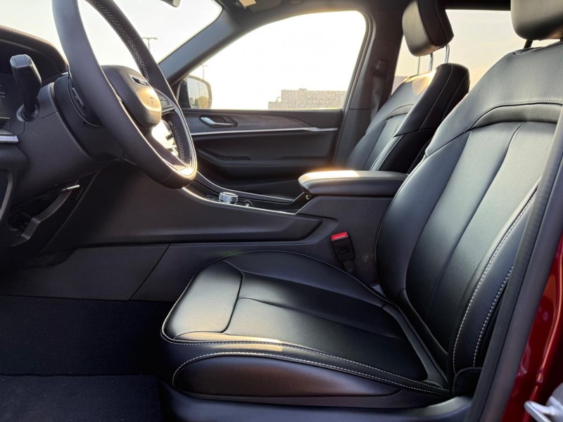 Jeep Grand Cherokee Vehicle Full-screen Gallery Image 19