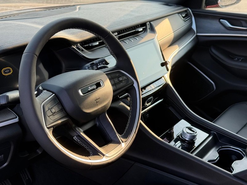 Jeep Grand Cherokee Vehicle Full-screen Gallery Image 20