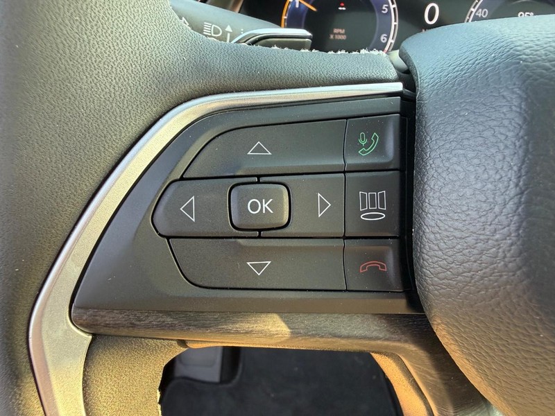 Jeep Grand Cherokee Vehicle Full-screen Gallery Image 21