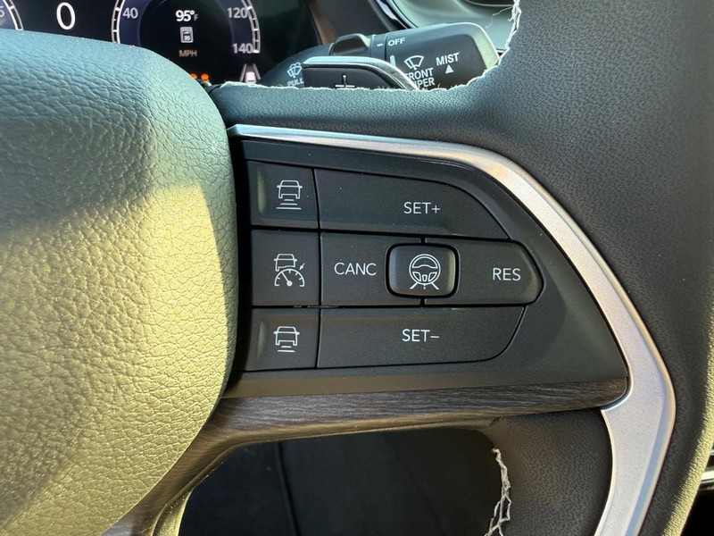 Jeep Grand Cherokee Vehicle Full-screen Gallery Image 22