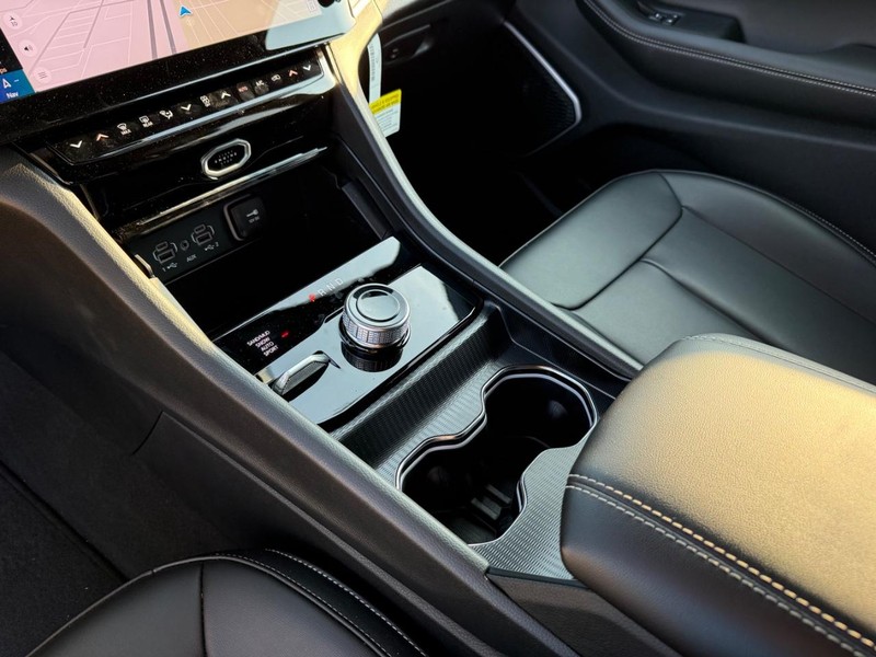 Jeep Grand Cherokee Vehicle Full-screen Gallery Image 26