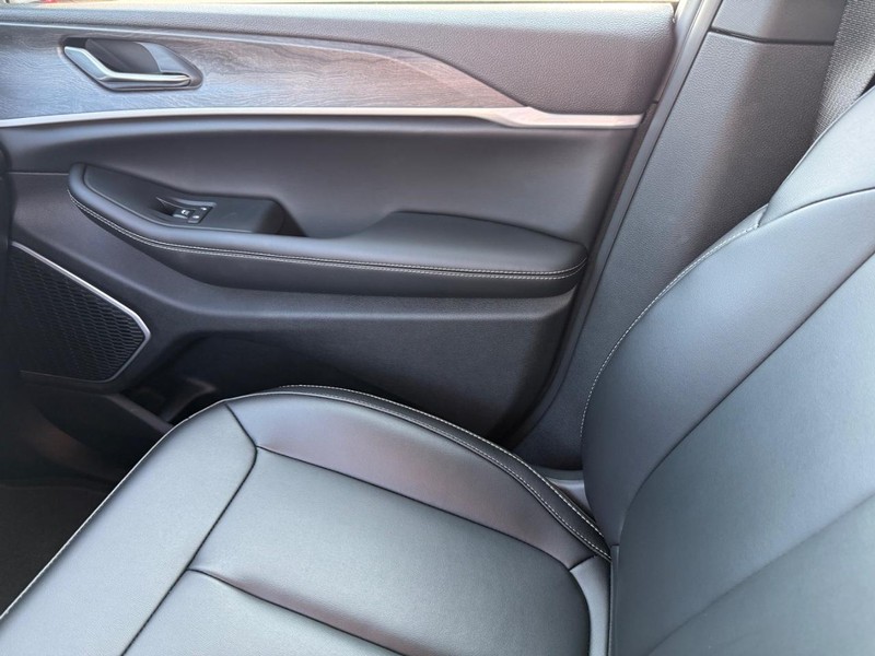 Jeep Grand Cherokee Vehicle Full-screen Gallery Image 27