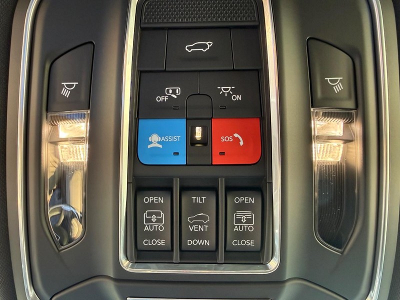 Jeep Grand Cherokee Vehicle Full-screen Gallery Image 28