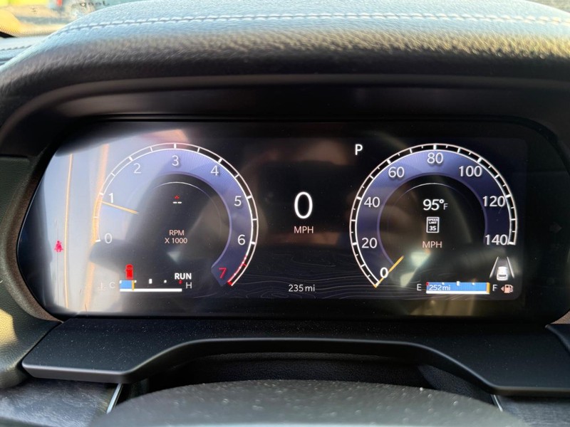 Jeep Grand Cherokee Vehicle Full-screen Gallery Image 29