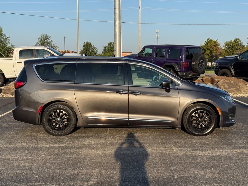 Chrysler Pacifica Vehicle Full-screen Gallery Image 2
