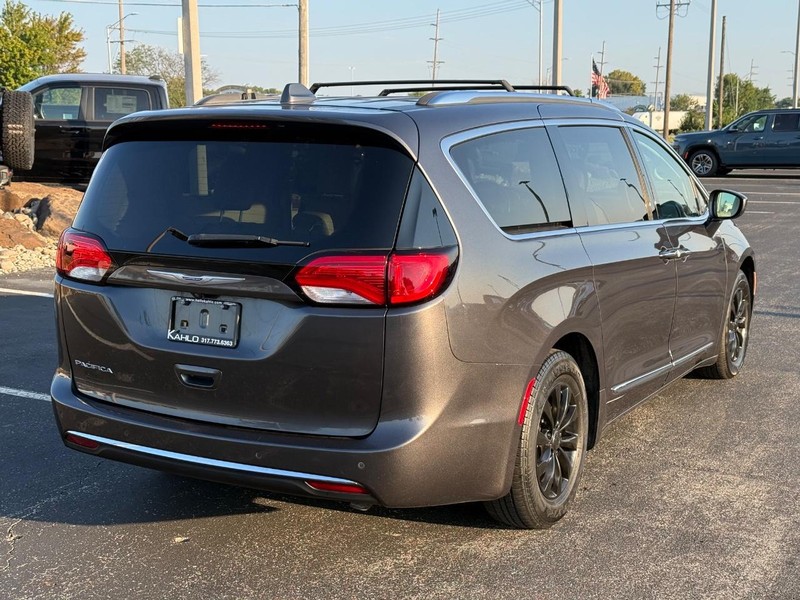 Chrysler Pacifica Vehicle Full-screen Gallery Image 3