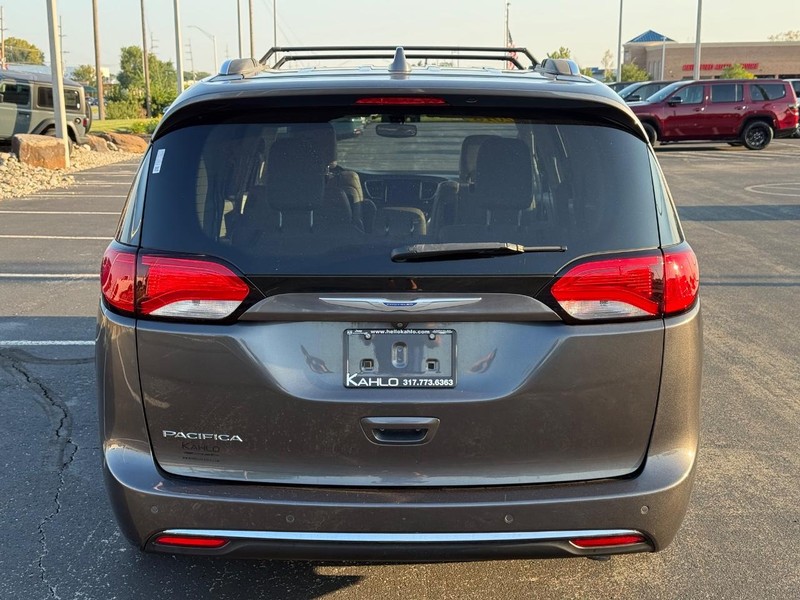 Chrysler Pacifica Vehicle Full-screen Gallery Image 4